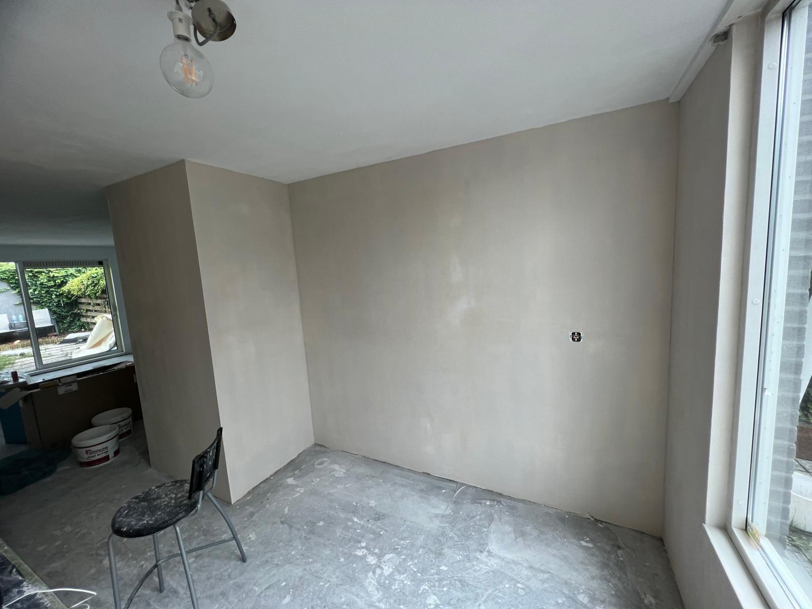 Strak gestucte woonkamer
