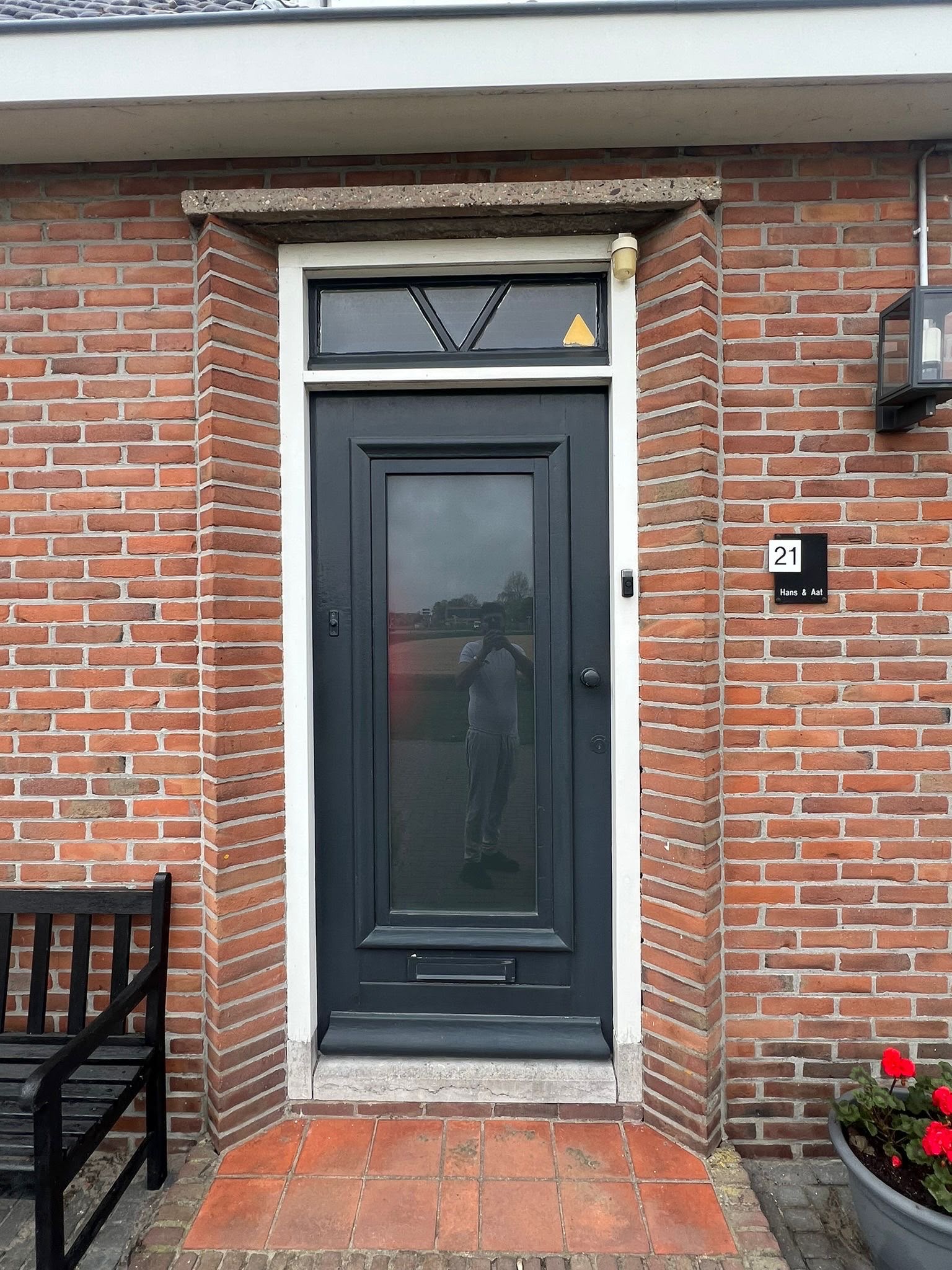 Antracietgrijze voordeuren in baksteen