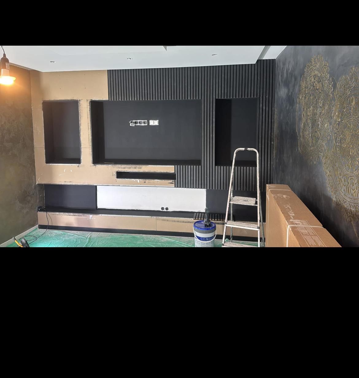 TV-wand donker afgewerkt