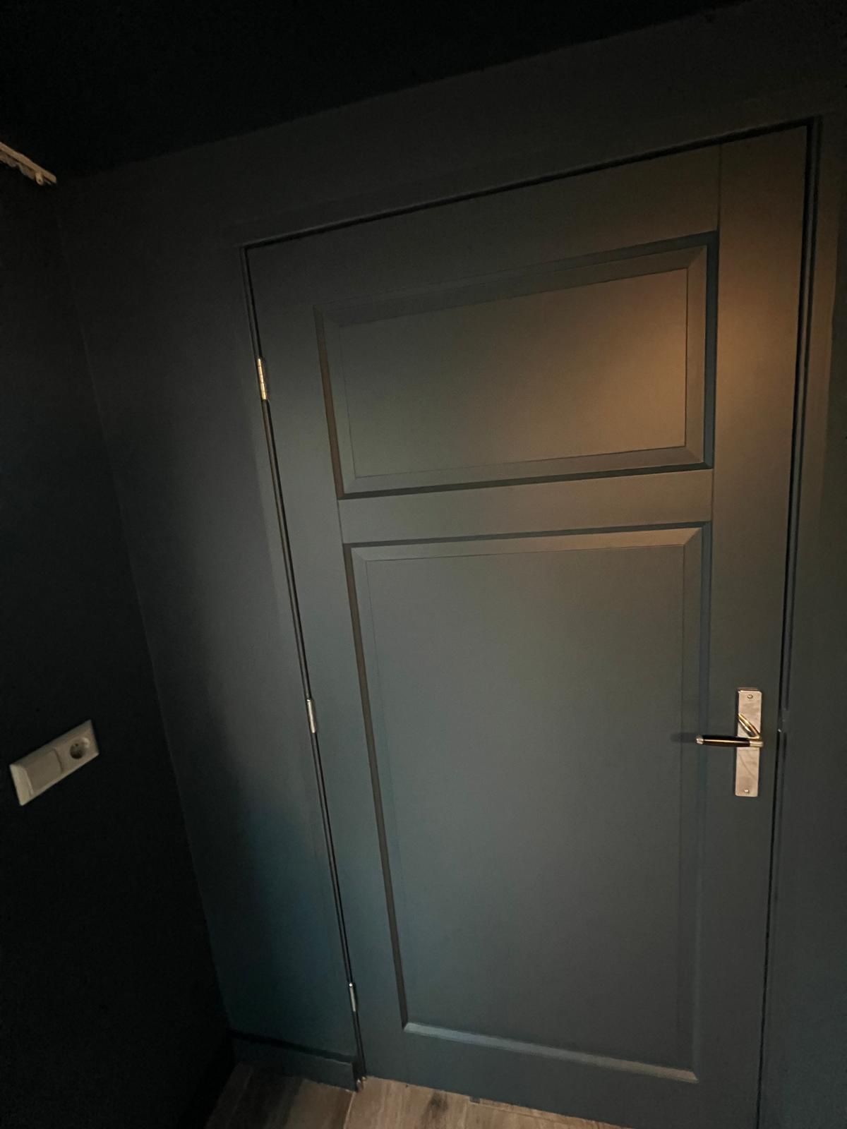 Binnendeur in donkere tint
