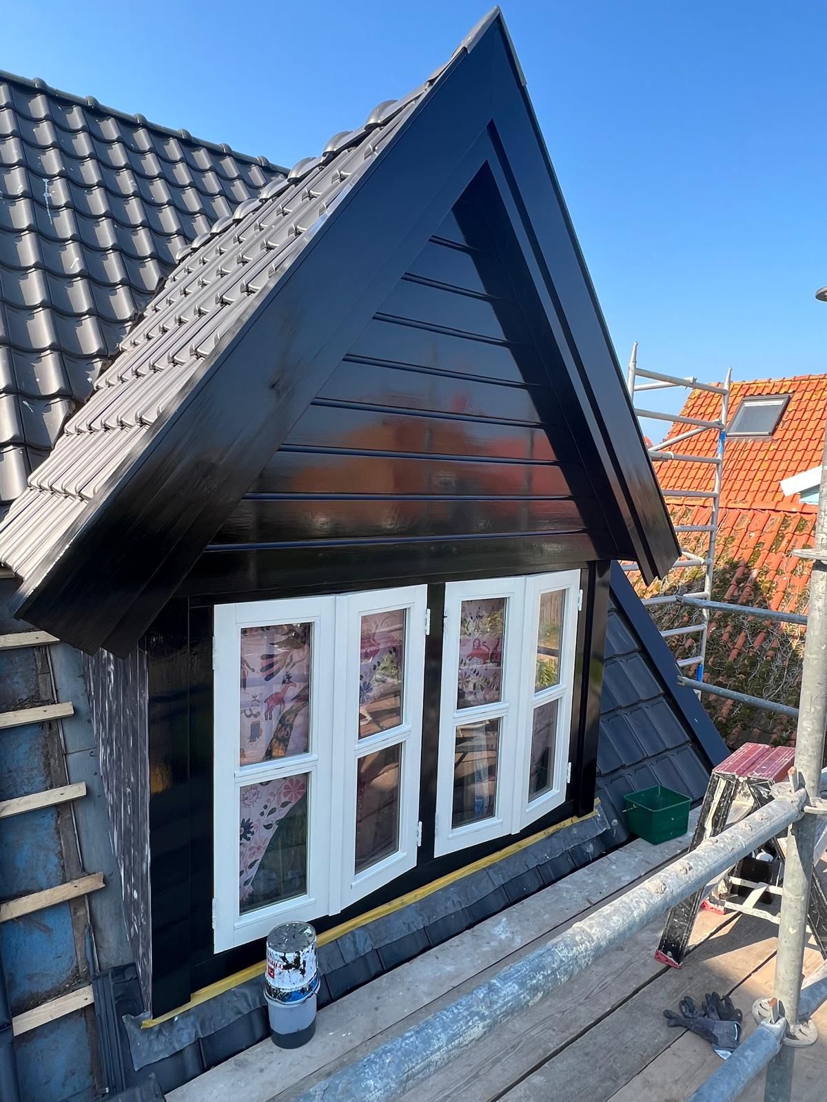 Dakkapel met witte kozijnen