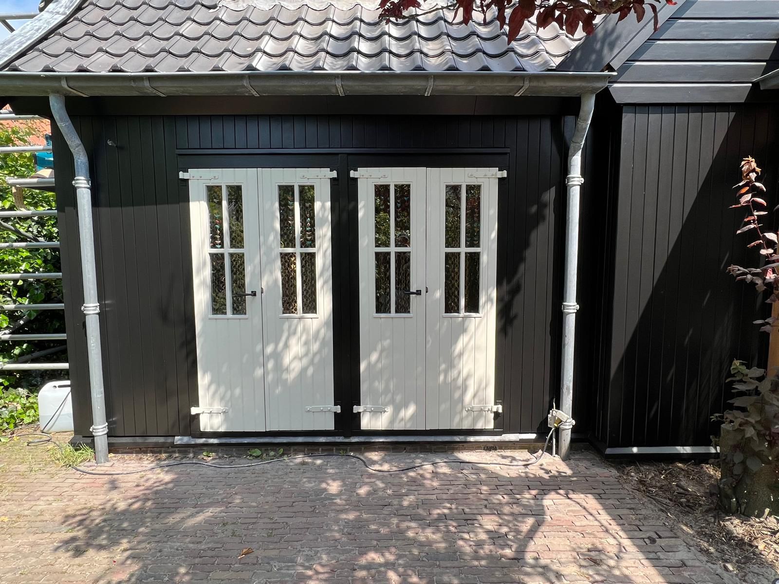 Bijgebouw zwart geschilderd
