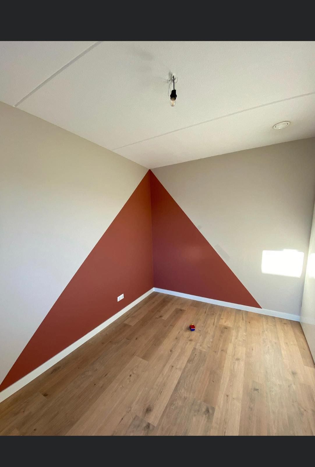Accentmuur met oranje behang