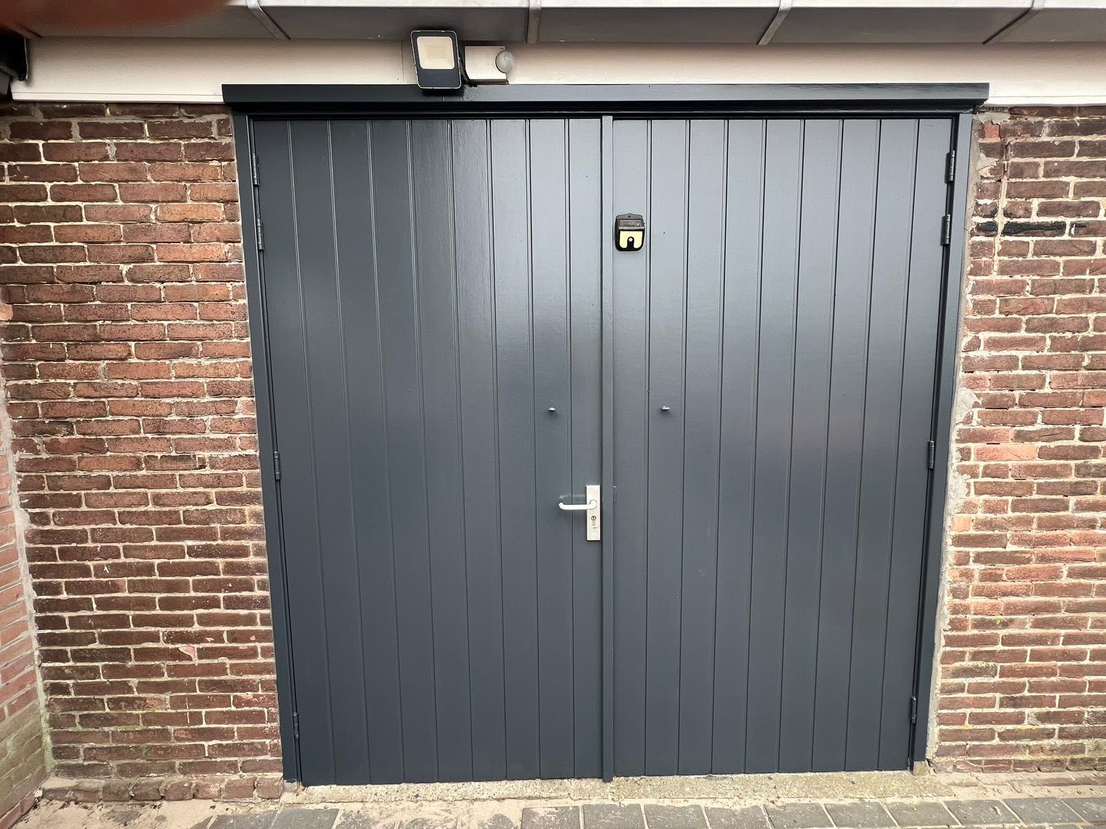Bijgebouwen met antracietgrijze deuren